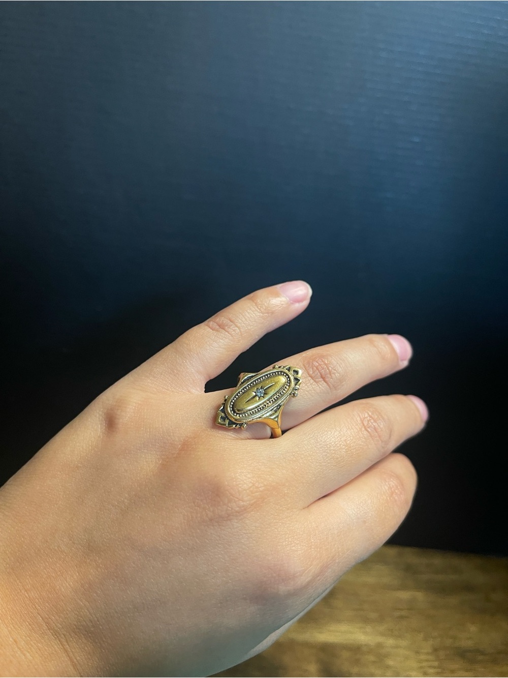 Avon Kingston 1967 size 5 gold tone vintage ring